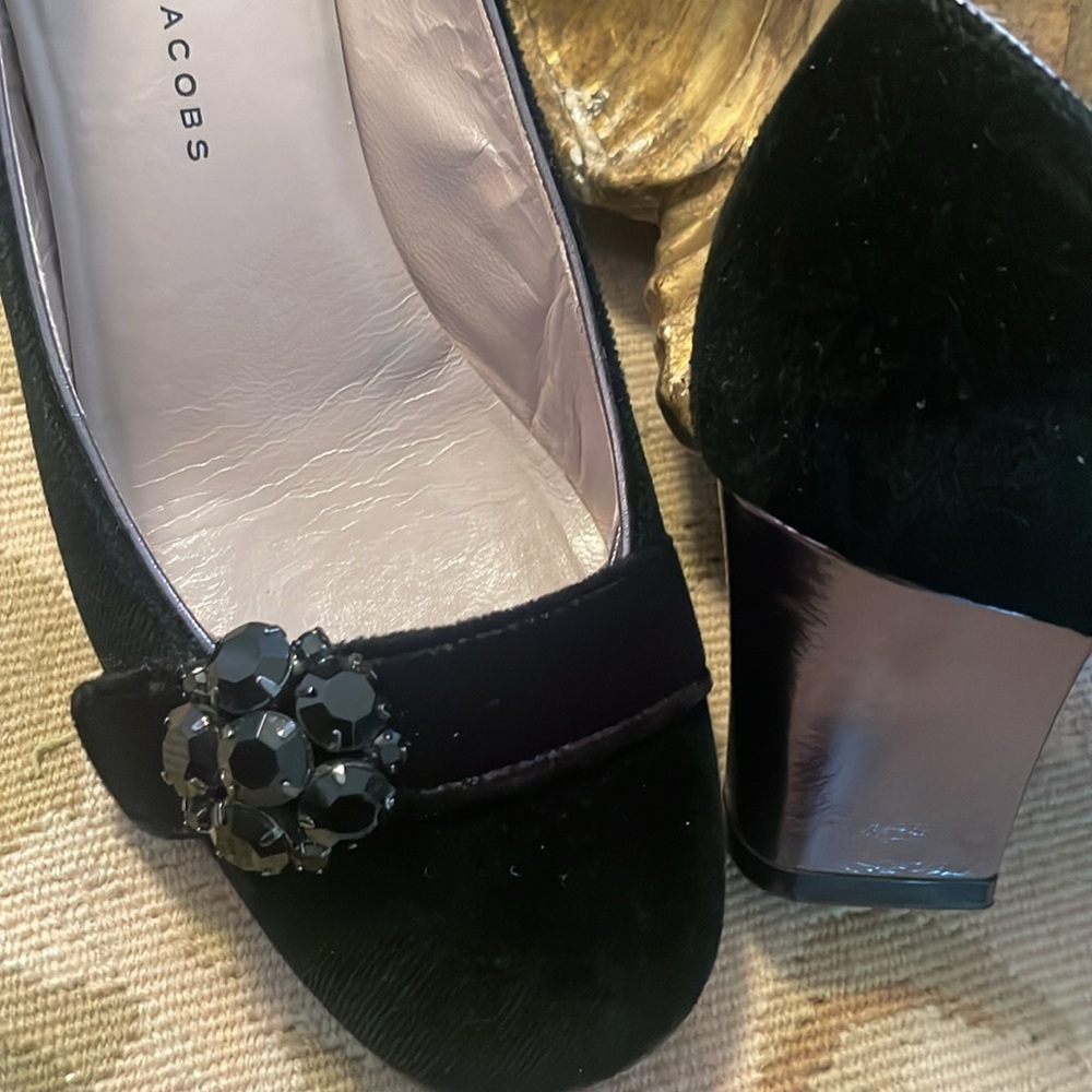 MARC BY MARC JACOBS black velvet pumps with 1920’s inspired  jewel ornament
